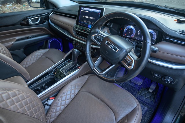 Second-hand 2024 Jeep Meridian Limited Opt 4x2 AT for sale in Mumbai-4