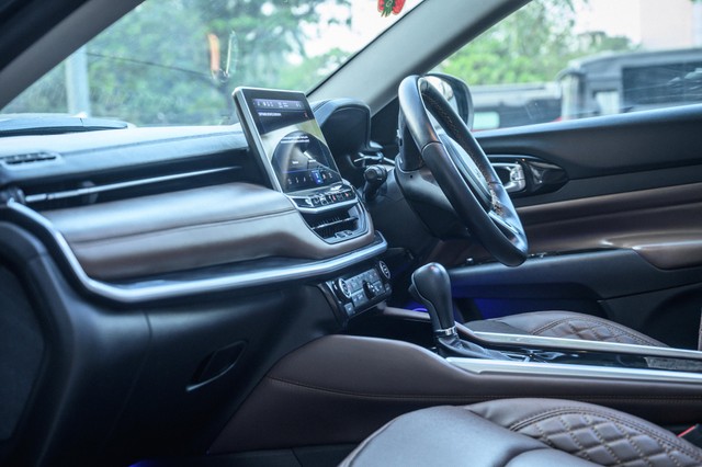 Second-hand 2024 Jeep Meridian Limited Opt 4x2 AT for sale in Mumbai-3