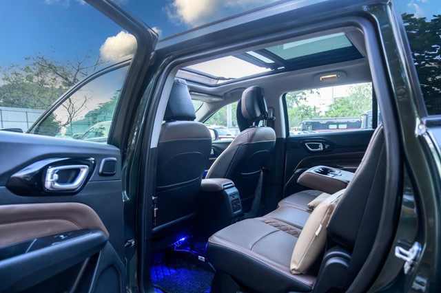 Second-hand 2024 Jeep Meridian Limited Opt 4x2 AT for sale in Mumbai-16