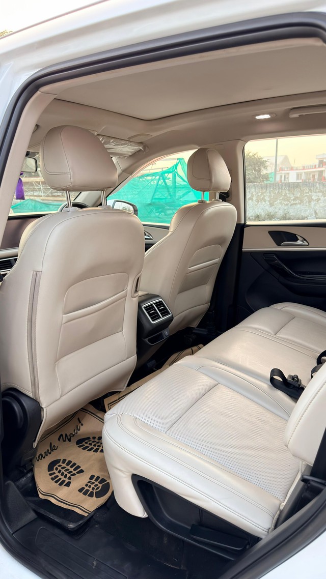 Second-hand 2022 Mahindra XUV700 AX7 Diesel BSVI for sale in Lucknow-11