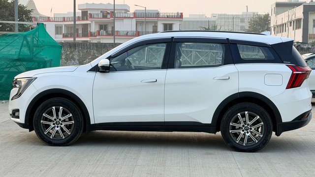 Second-hand 2022 Mahindra XUV700 AX7 Diesel BSVI for sale in Lucknow-3