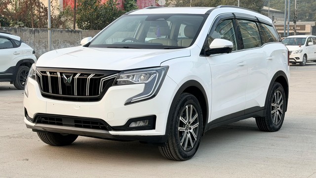 Second-hand 2022 Mahindra XUV700 AX7 Diesel BSVI for sale in Lucknow-4