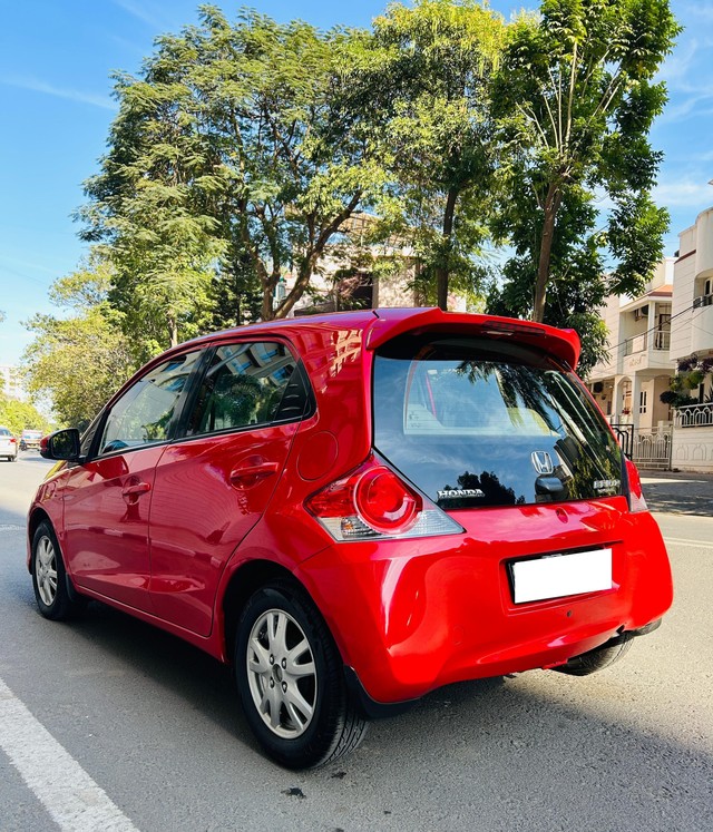 Second-hand 2017 Honda Brio 1.2 VX AT for sale in Surat-2