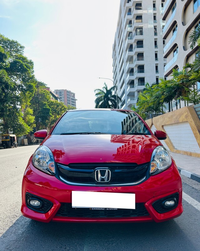 Second-hand 2017 Honda Brio 1.2 VX AT for sale in Surat-4