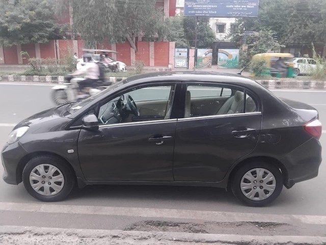 Second-hand 2017 Honda Amaze S i-VTEC for sale in New Delhi-2