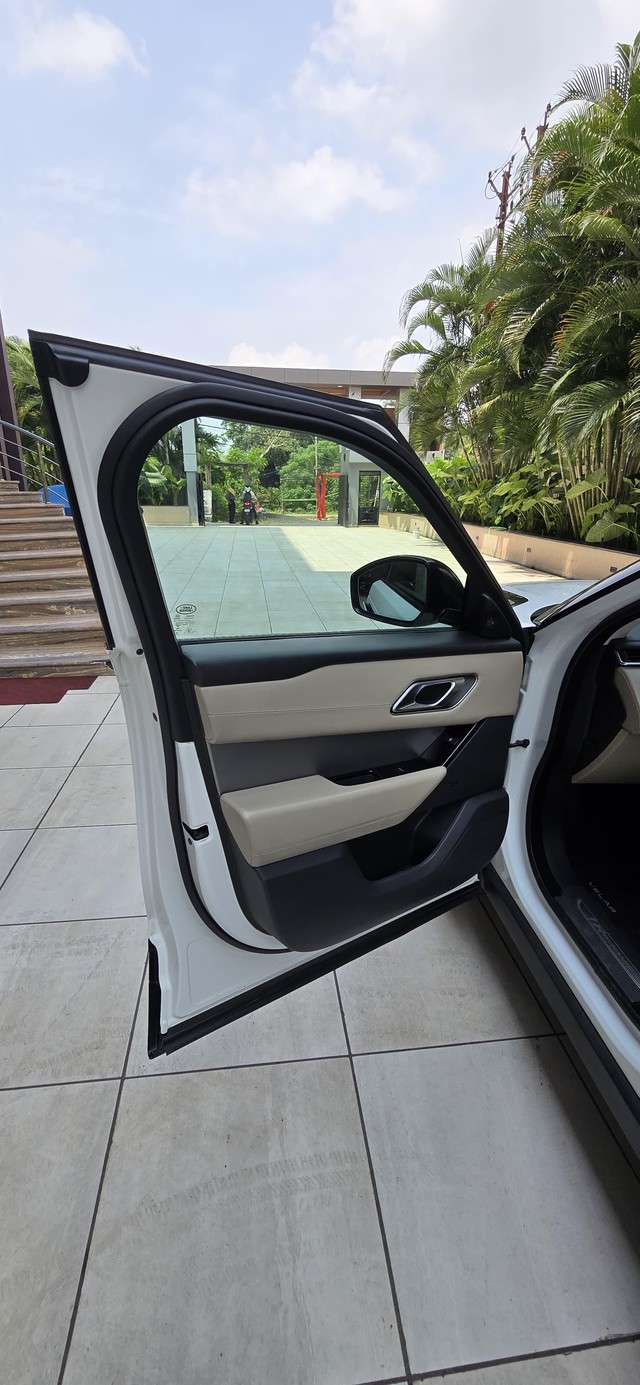 Second-hand 2019 Land Rover Range Rover Velar D180 S for sale in Jabalpur-11