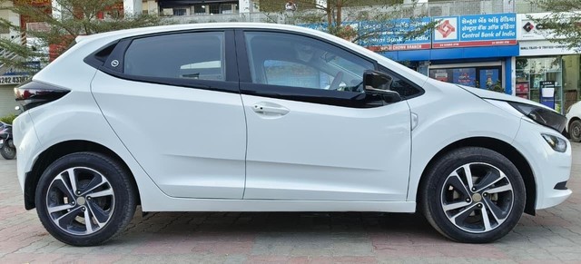 Second-hand 2023 Tata Altroz XZ CNG for sale in Rajkot-9