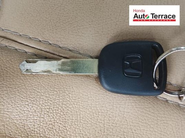 Second-hand 2013 Honda City 1.5 V MT Exclusive for sale in Chennai-10