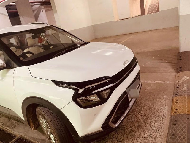 Second-hand 2023 Kia Carens Prestige for sale in Greater Noida-10