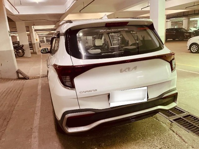 Second-hand 2023 Kia Carens Prestige for sale in Greater Noida-6