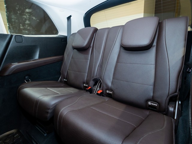 Second-hand 2023 Mercedes-Benz GLS 400d 4MATIC BSVI for sale in Kolkata-18