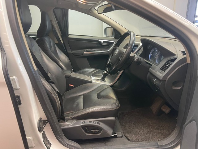 Second-hand 2014 Volvo XC60 D4 SUMMUM for sale in Mumbai-3