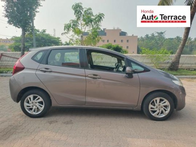 Second-hand 2016 Honda Jazz V CVT for sale in Pondicherry-1