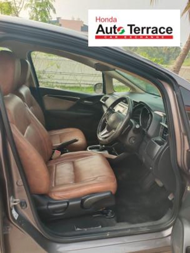 Second-hand 2016 Honda Jazz V CVT for sale in Pondicherry-10