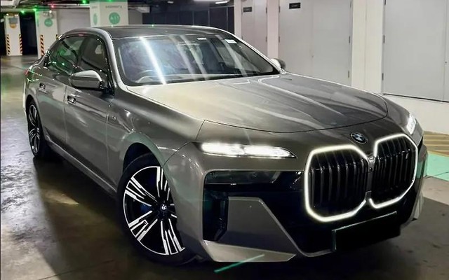 Second-hand 2023 BMW i7 xDrive60 M Sport for sale in Mumbai-4