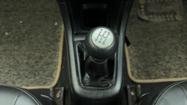 Second-hand 2013 Maruti Swift LXi for sale in Ahmedabad-12