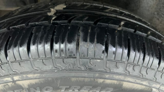 Second-hand 2013 Maruti Swift LXi for sale in Ahmedabad-33