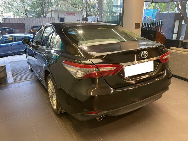 Second-hand 2019 Toyota Camry Hybrid 2.5 for sale in Mumbai-7