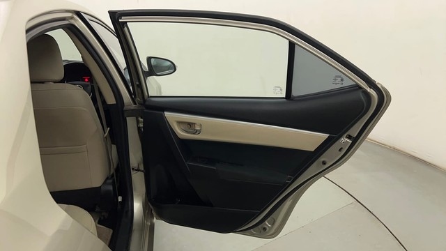 Second-hand 2015 Toyota Corolla Altis Petrol LE for sale in Mumbai-24