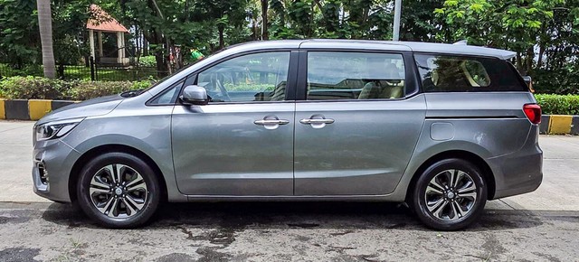 Second-hand 2020 Kia Carnival Prestige for sale in Mumbai-3