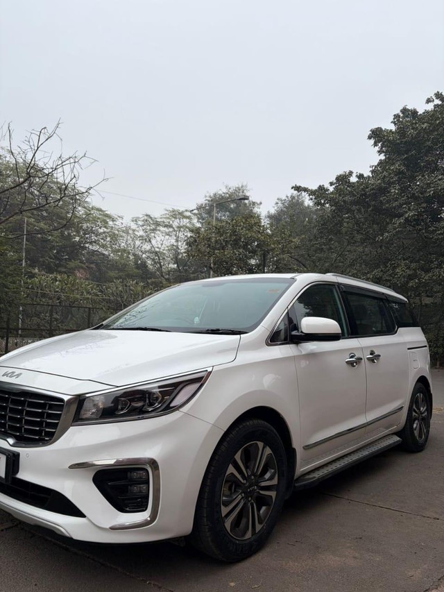 Second-hand 2023 Kia Carnival Limousine Plus for sale in New Delhi-2