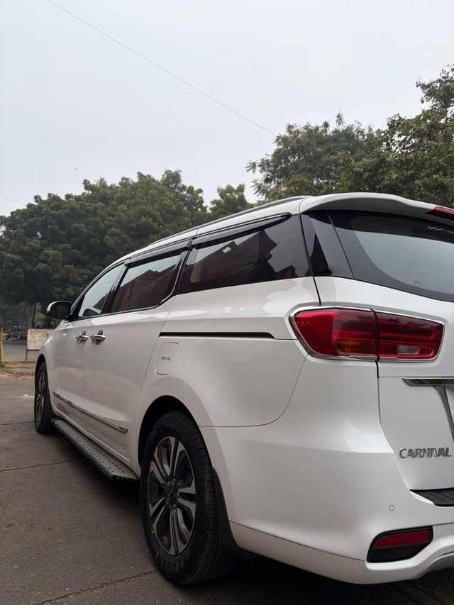 Second-hand 2023 Kia Carnival Limousine Plus for sale in New Delhi-12