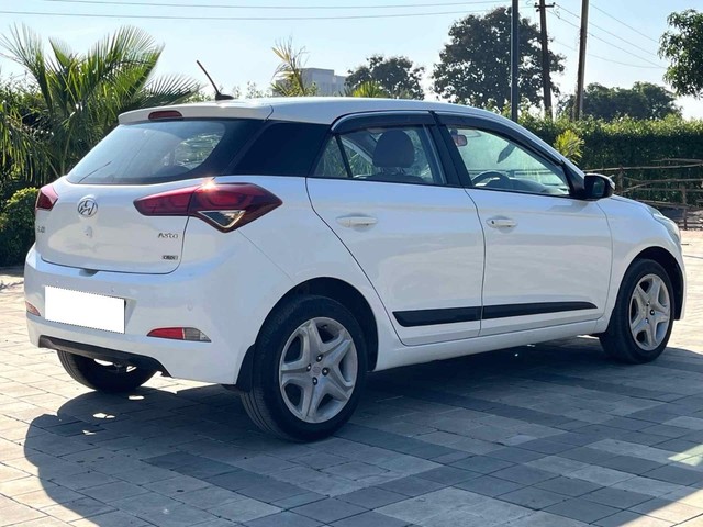 Second-hand 2017 Hyundai i20 Asta 1.4 CRDi for sale in Surat-1