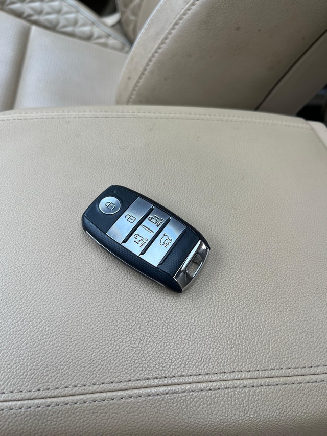 Second-hand 2022 Kia Carnival Limousine for sale in Mumbai-31