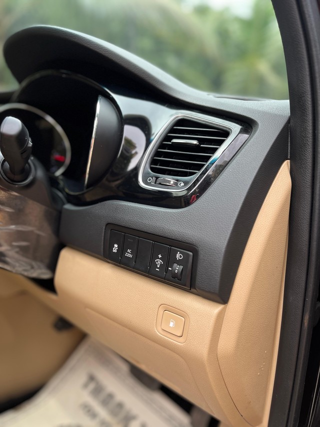 Second-hand 2022 Kia Carnival Limousine for sale in Mumbai-18