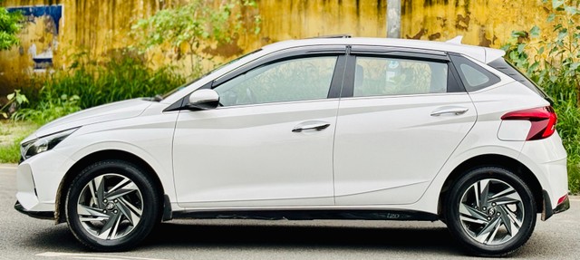 Second-hand 2023 Hyundai i20 Asta Opt for sale in New Delhi-4