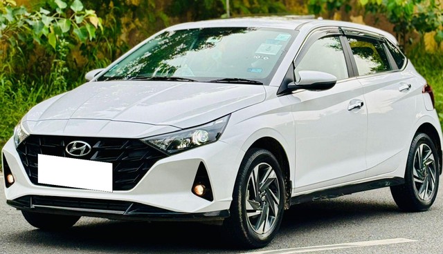 Second-hand 2023 Hyundai i20 Asta Opt for sale in New Delhi-5