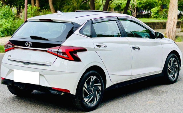Second-hand 2023 Hyundai i20 Asta Opt for sale in New Delhi-2