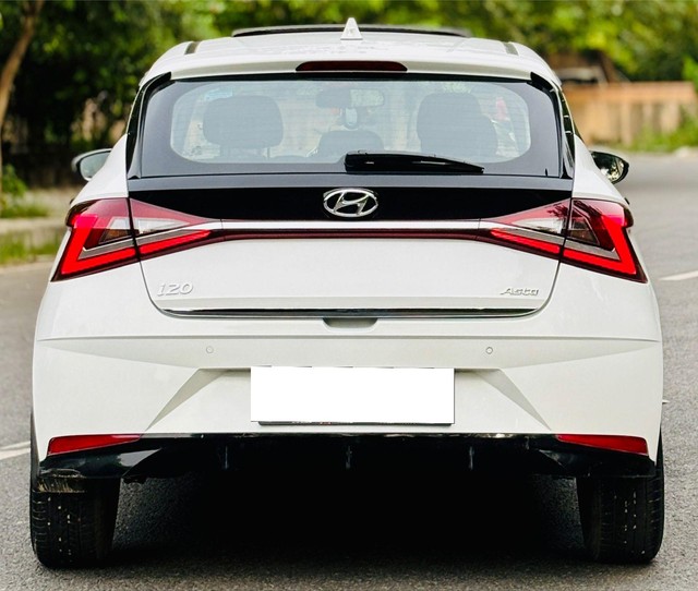 Second-hand 2023 Hyundai i20 Asta Opt for sale in New Delhi-3