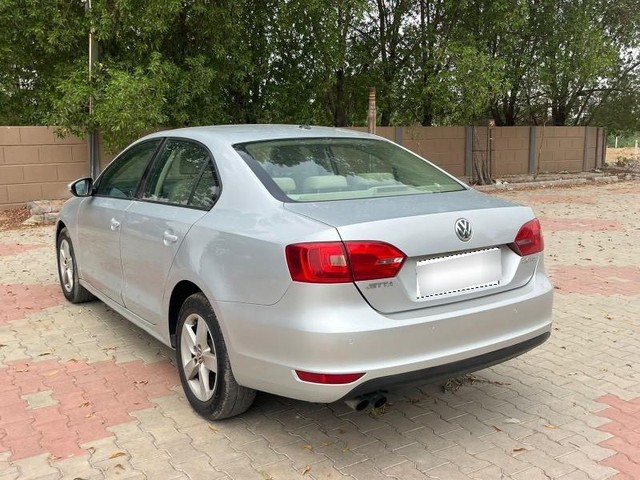 Second-hand 2011 Volkswagen Jetta 2.0L TDI Highline for sale in Ankleshwar-8