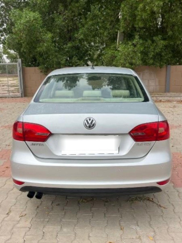 Second-hand 2011 Volkswagen Jetta 2.0L TDI Highline for sale in Ankleshwar-2