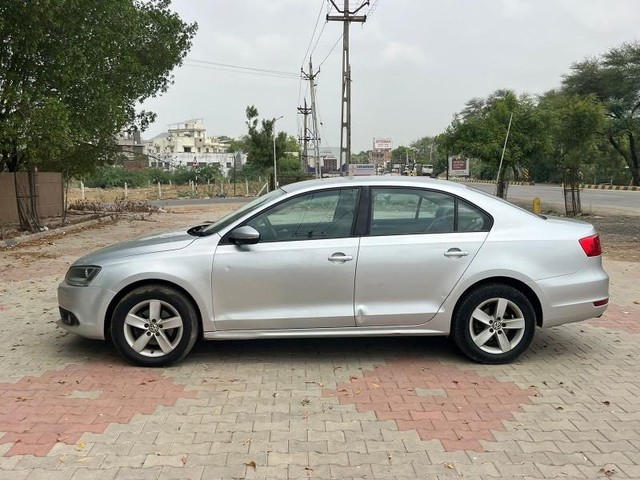 Second-hand 2011 Volkswagen Jetta 2.0L TDI Highline for sale in Ankleshwar-4
