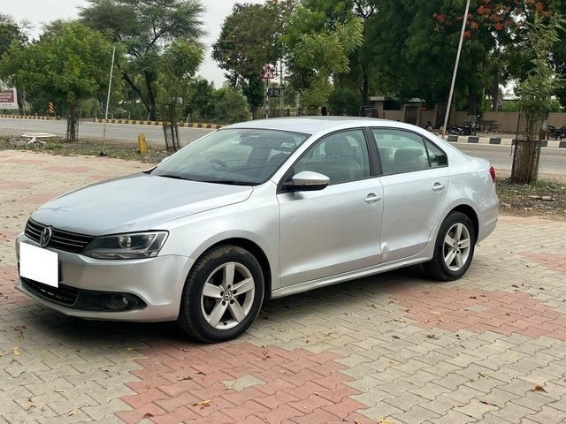 Second-hand 2011 Volkswagen Jetta 2.0L TDI Highline for sale in Ankleshwar-7