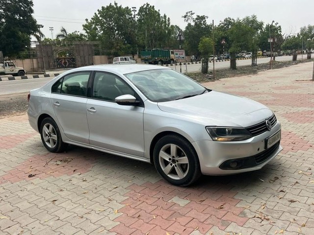 Second-hand 2011 Volkswagen Jetta 2.0L TDI Highline for sale in Ankleshwar-6