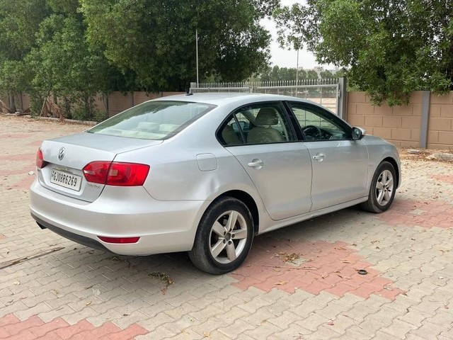 Second-hand 2011 Volkswagen Jetta 2.0L TDI Highline for sale in Ankleshwar-5