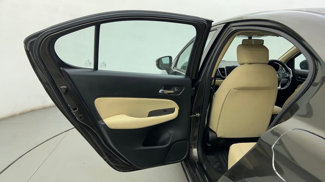 Second-hand 2021 Honda City 1.5 V MT Exclusive for sale in Ahmedabad-24