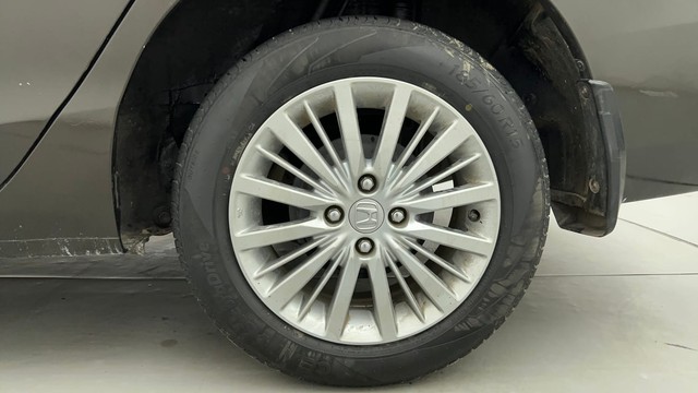 Second-hand 2021 Honda City 1.5 V MT Exclusive for sale in Ahmedabad-19