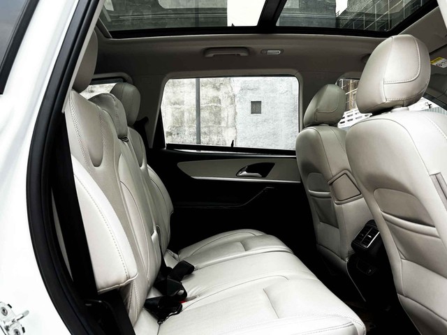 Second-hand 2024 Mahindra XUV700 AX7L 7Str Diesel AT for sale in New Delhi-17