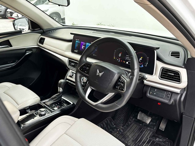 Second-hand 2024 Mahindra XUV700 AX7L 7Str Diesel AT for sale in New Delhi-11