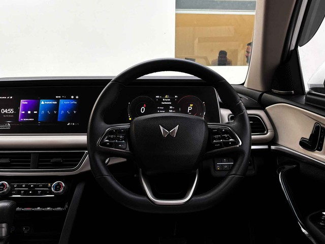 Second-hand 2024 Mahindra XUV700 AX7L 7Str Diesel AT for sale in New Delhi-8