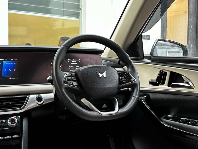 Second-hand 2024 Mahindra XUV700 AX7L 7Str Diesel AT for sale in New Delhi-13