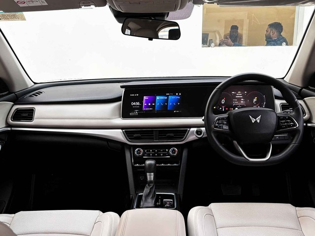 Second-hand 2024 Mahindra XUV700 AX7L 7Str Diesel AT for sale in New Delhi-19