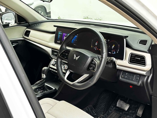 Second-hand 2024 Mahindra XUV700 AX7L 7Str Diesel AT for sale in New Delhi-21