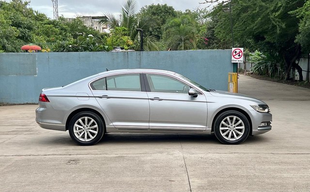 Second-hand 2019 Volkswagen Passat 2.0 TDI AT Highline for sale in Pune-1