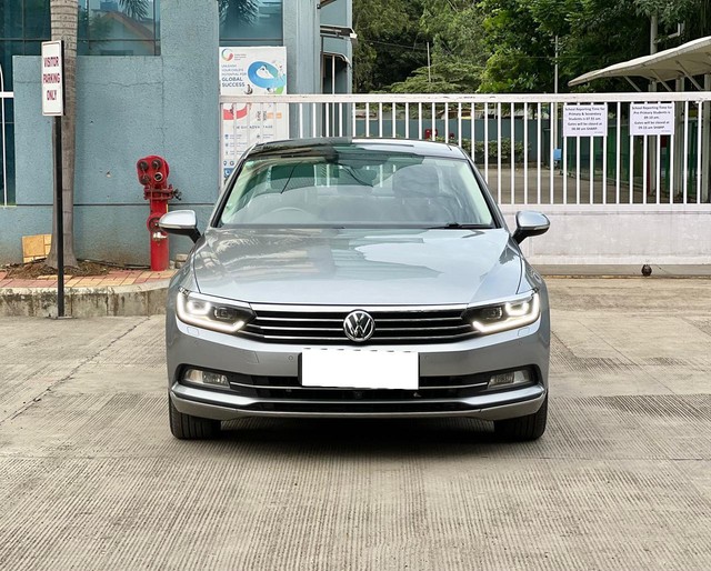Second-hand 2019 Volkswagen Passat 2.0 TDI AT Highline for sale in Pune-5