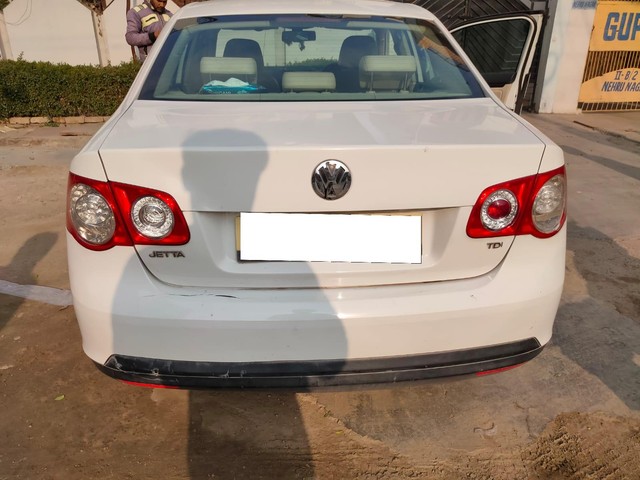 Second-hand 2011 Volkswagen Jetta 1.6 TDI for sale in Ghaziabad-1
